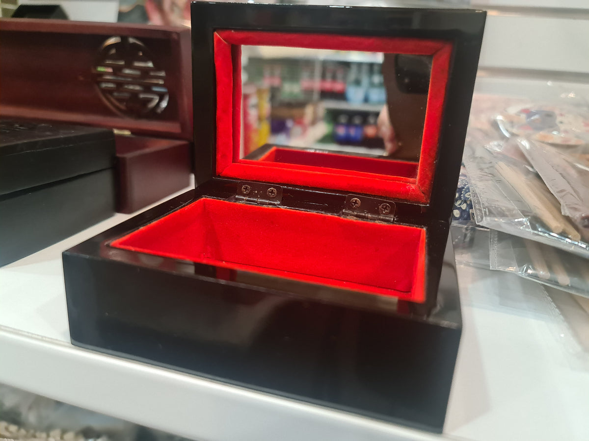1 VN lacquered jewelry box small